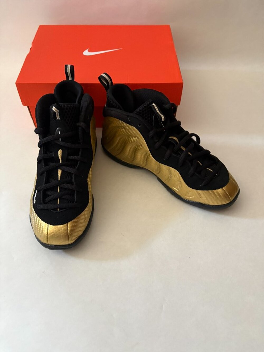 New In Box Youth Kyrie Flytrap II Black/Gold Mid Sneakers Size US 2.5